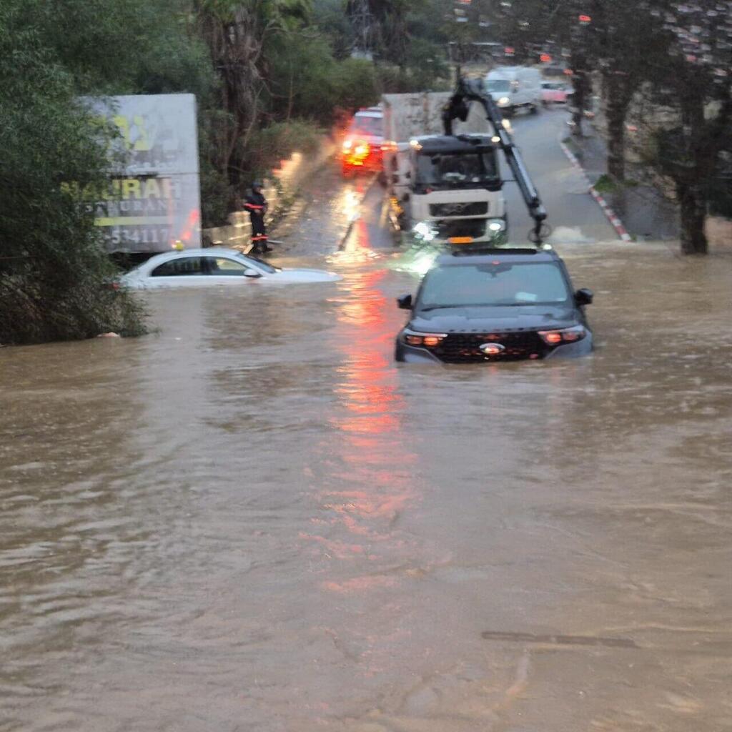تخليص عالقين نتيجة الأمطار في أبو غوش