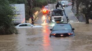 تخليص عالقين نتيجة الأمطار في أبو غوش