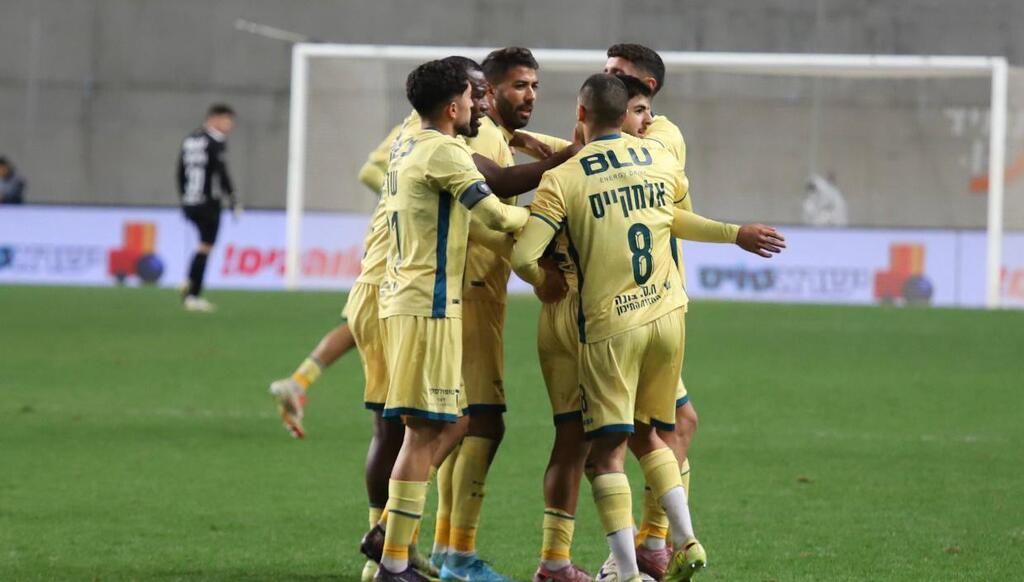 مكابي الرينة يتأهل لربع نهائي كأس الدولة