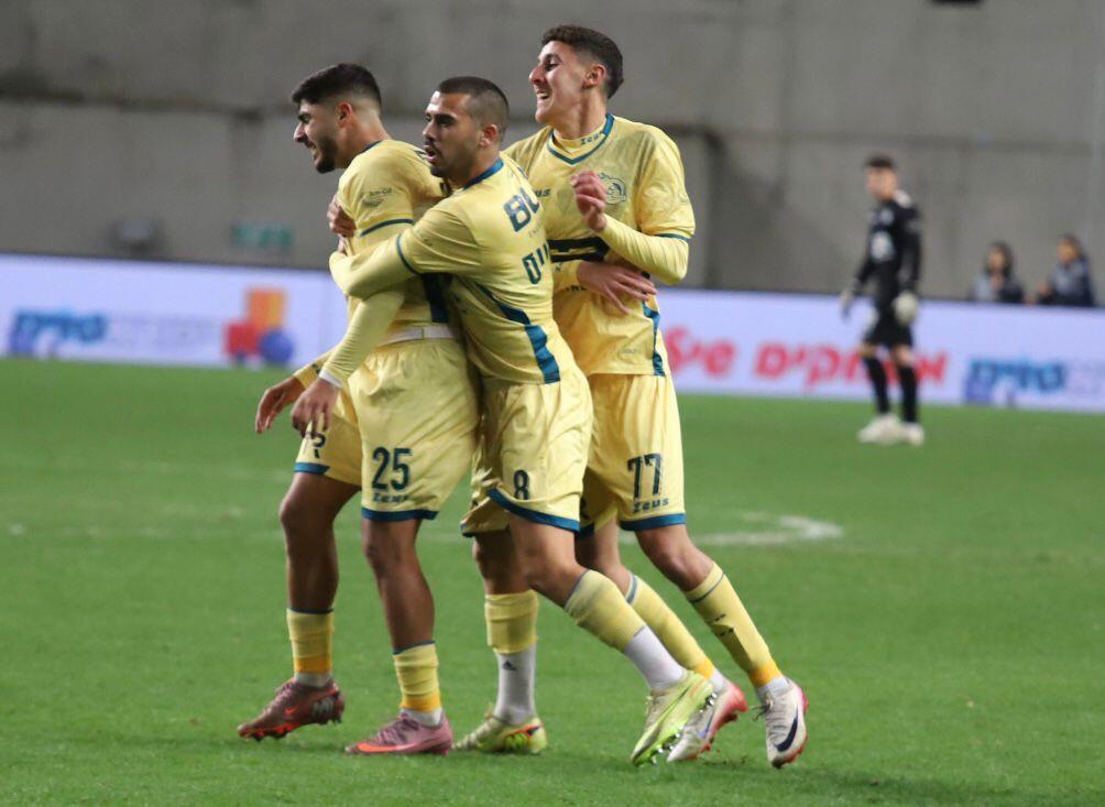 مكابي الرينة يشعل كأس الدولة بفوزه على بيتح تكفا 