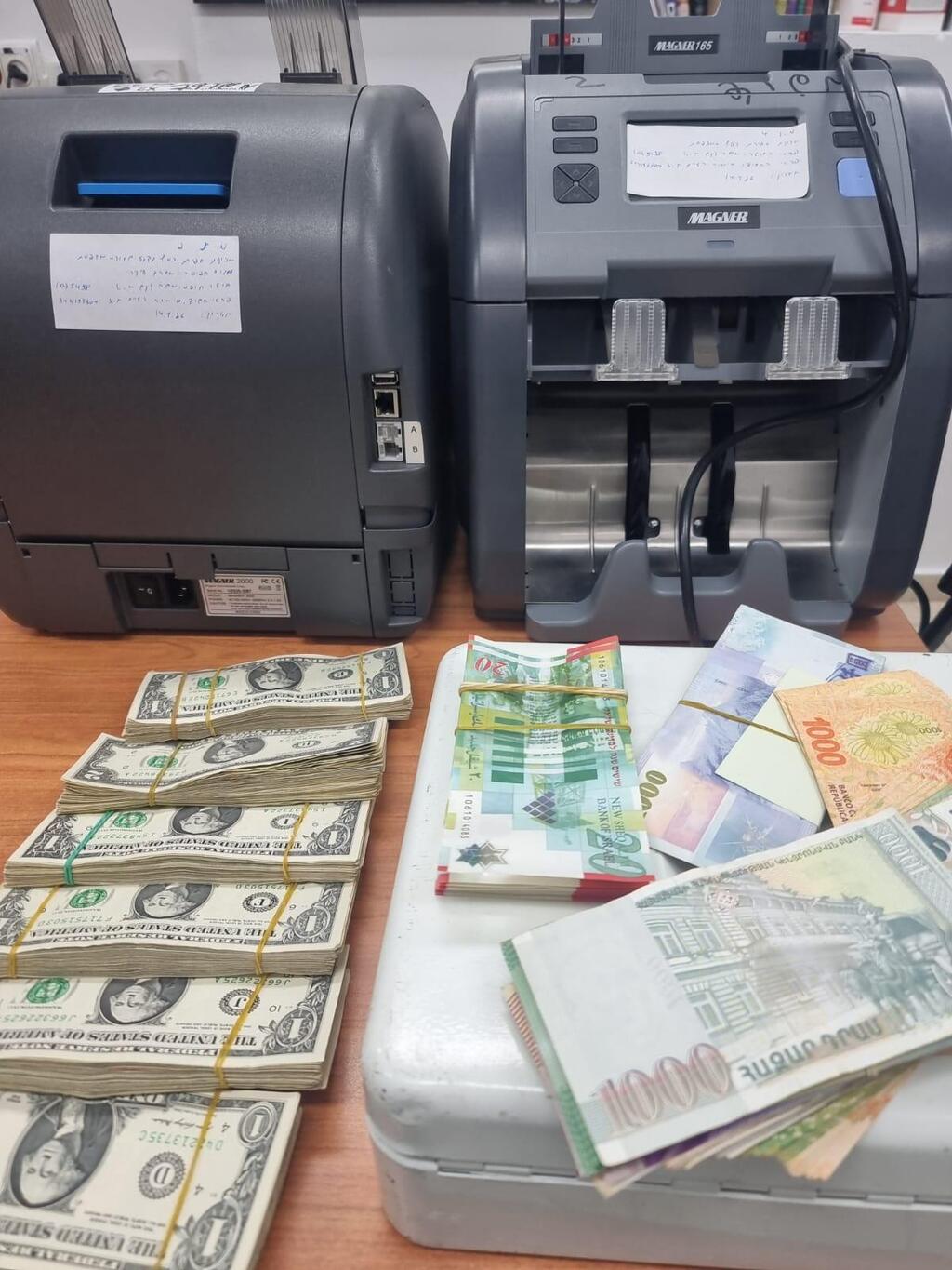 مداهمات واسعة ومصادرة ملايين الشواكل والمجوهرات