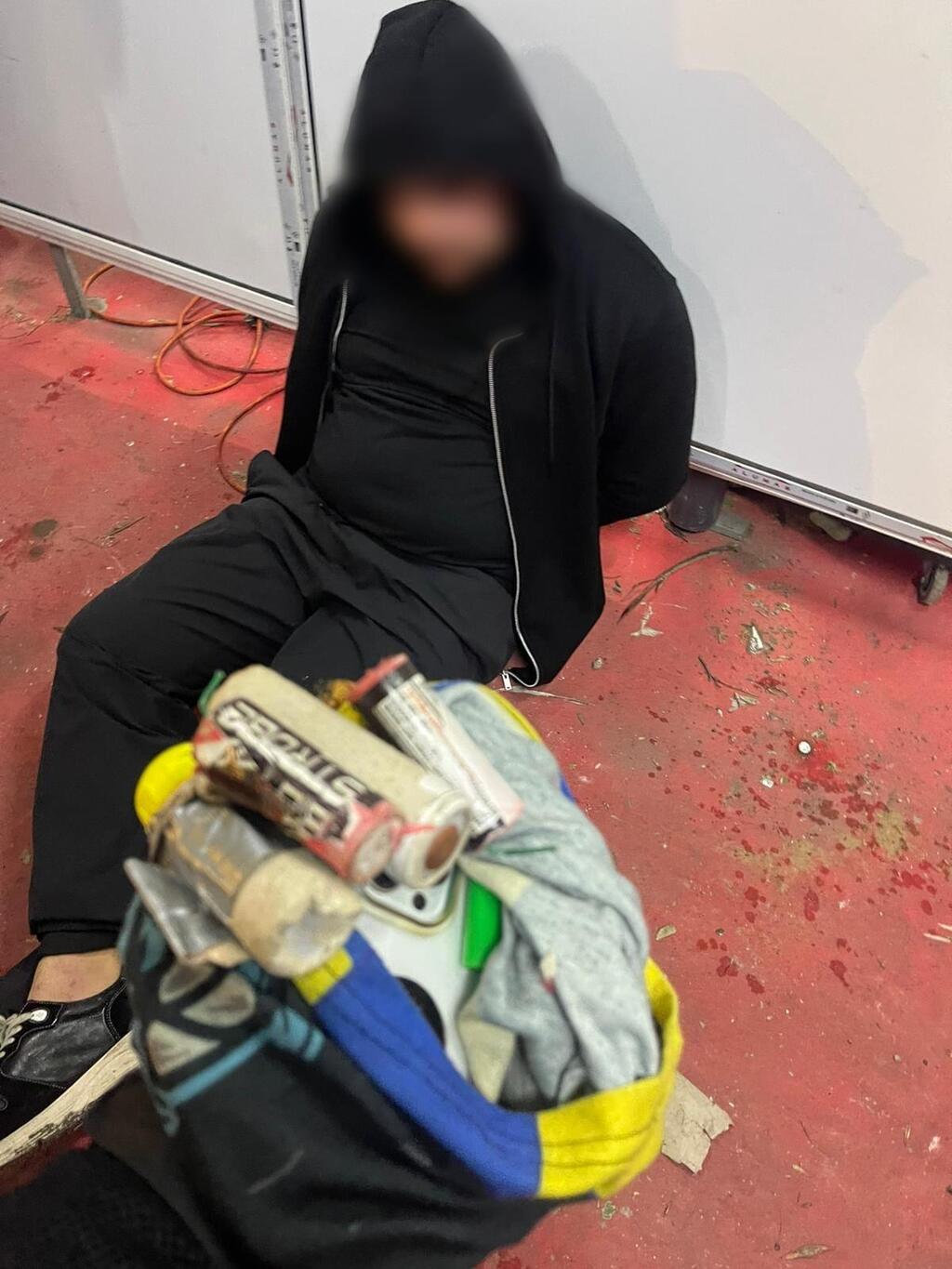 ديربي تل أبيب: ضبط قنابل دخانية وألعاب نارية داخل مراحيض ملعب بلومفيلد (الشرطة) ديربي تل أبيب: ضبط قنابل دخانية وألعاب نارية داخل مراحيض ملعب بلومفيلد