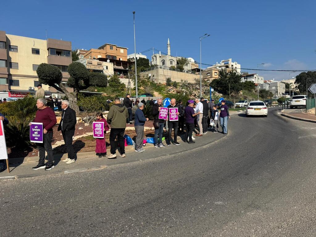 وقفة احتجاجية على تفشي الجريمة والعنف بالمجتمع العربي في قرية دير حنا