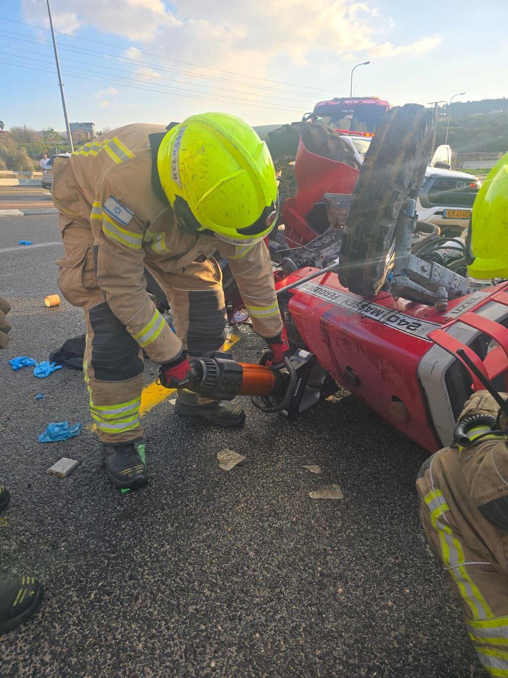 سائق يُصاب بجراح خطيرة إثر انقلاب تراكتور على شارع 89 قرب ترشيحا