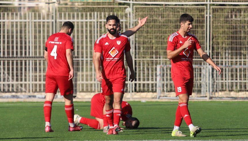 الطيرة يزلزل مكابي نافيه شأنان بفوز خارجي عريض 3-0 ويشعل صراع القمة (راديو الناس) الطيرة يزلزل مكابي نافيه شأنان بفوز خارجي عريض 3-0 ويشعل صراع القمة