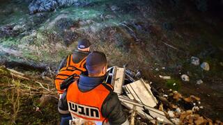 شارع 75: إصابة شخصين بجروح خطيرة إثر انقلاب شاحنة قرب مجدال هعيمك