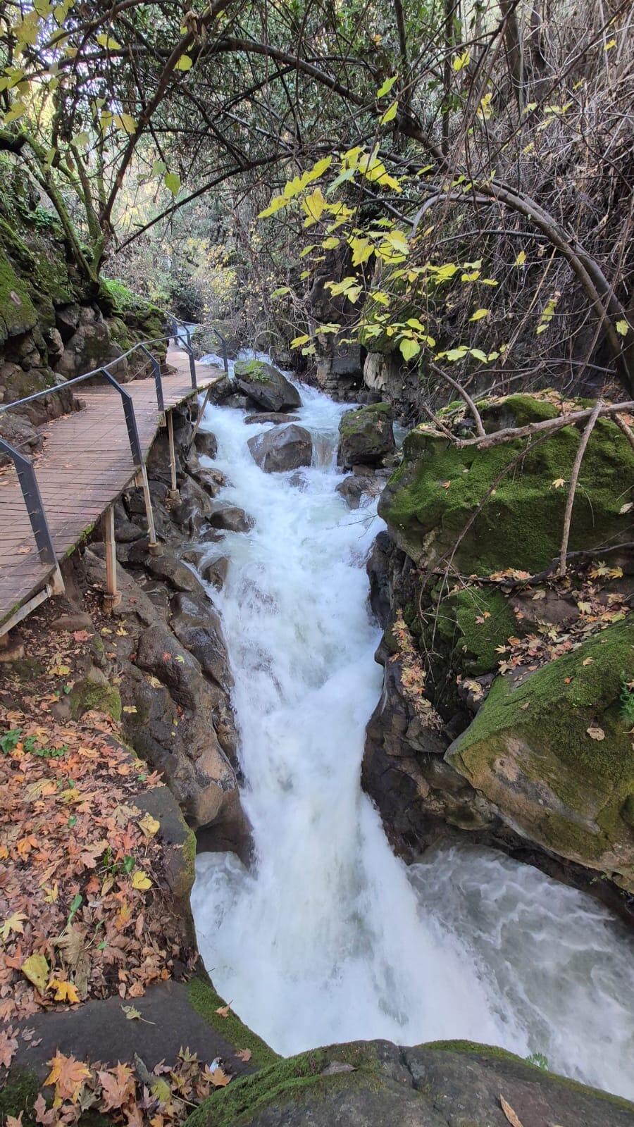 الشلالات والأودية تواصل تدفقها بعد العاصفة