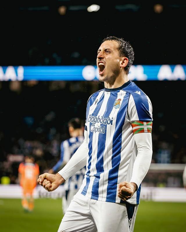 سوسيداد يُشعل سباق الصدارة: برشلونة يسقط وأنفاس ريال مدريد تقترب (حساب الفريق على انستغرام) سوسيداد يُشعل سباق الصدارة: برشلونة يسقط وأنفاس ريال مدريد تقترب