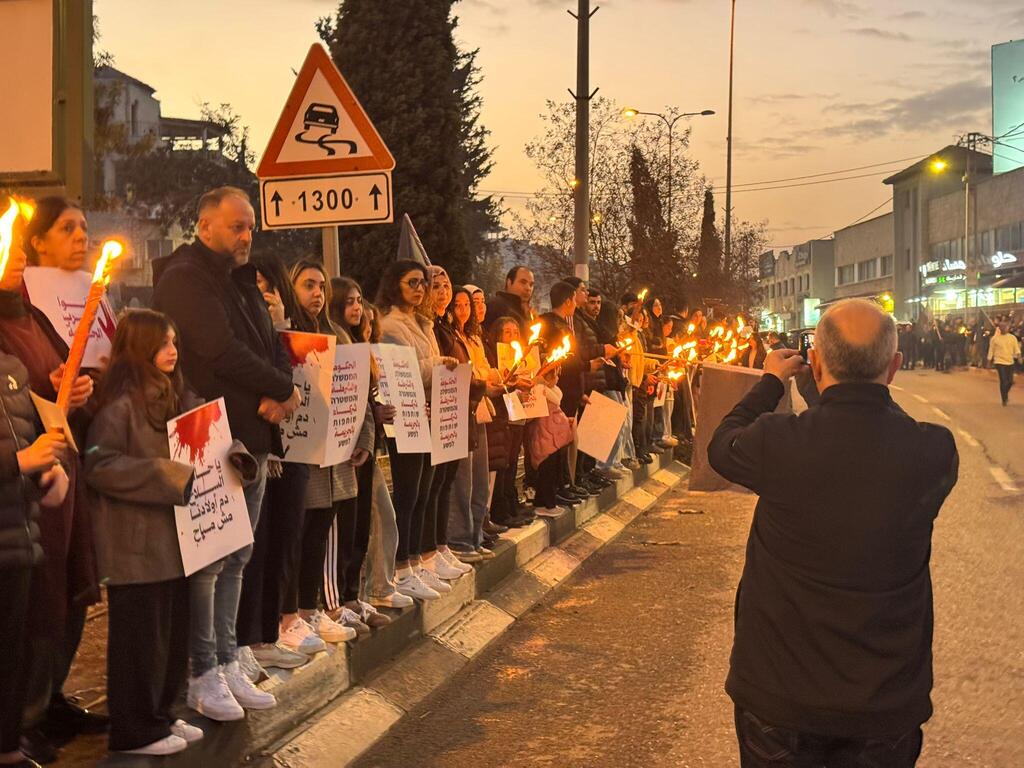 سخنين: اضاءة مشاعل ضمن وقفة احتجاجية حاشدة