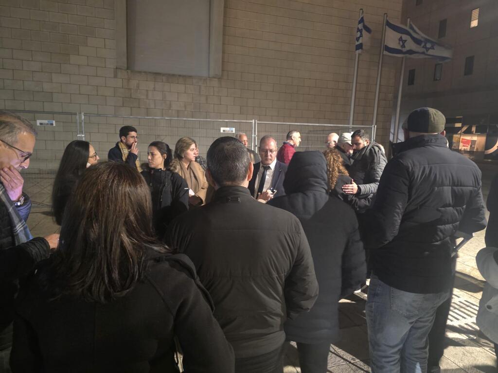 ناشطون ومواطنون ينتظرون عرض المحامي شادي شويري على المحكمة  