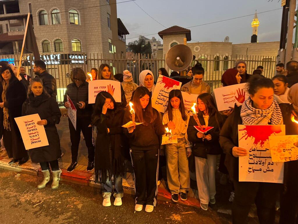 سخنين: اضاءة مشاعل ضمن وقفة احتجاجية حاشدة