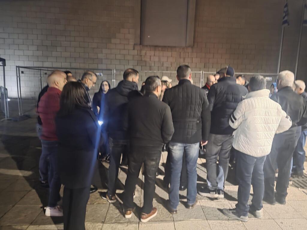 ناشطون ومواطنون ينتظرون عرض المحامي شادي شويري على المحكمة  