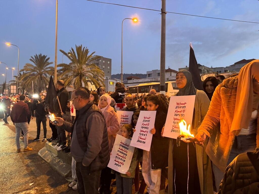 سخنين: اضاءة مشاعل ضمن وقفة احتجاجية حاشدة