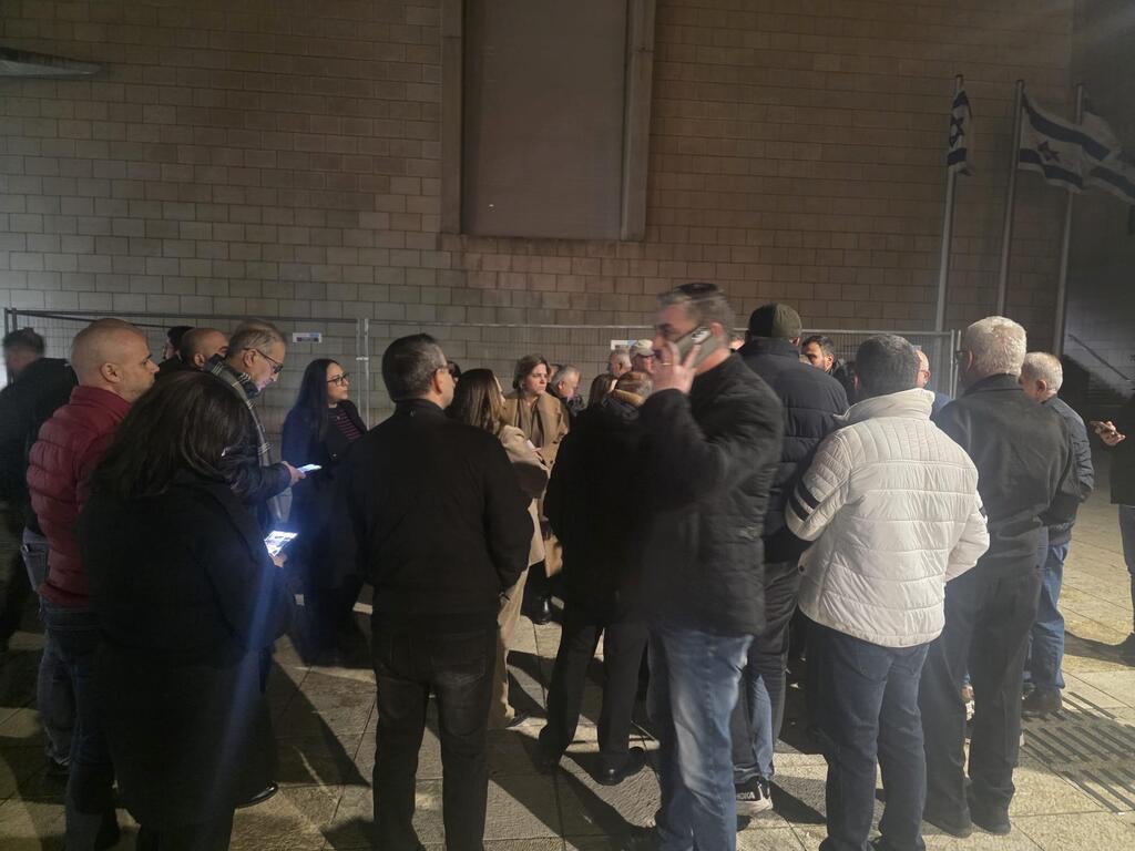 ناشطون ومواطنون ينتظرون عرض المحامي شادي شويري على المحكمة  