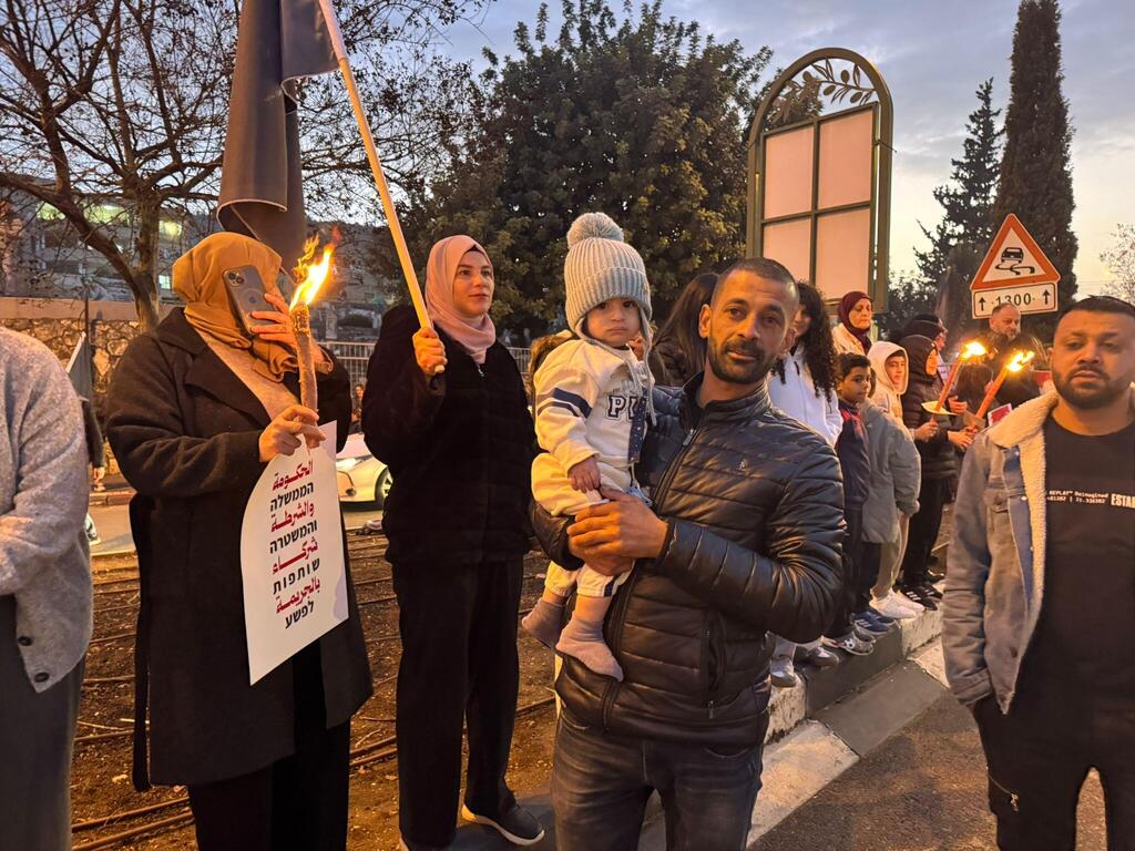 سخنين: اضاءة مشاعل ضمن وقفة احتجاجية حاشدة