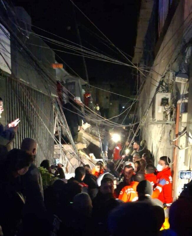 لبنان: انهيار مبنى سكني في طرابلس وسباق مع الوقت للعثور على عالقين تحت الأنقاض