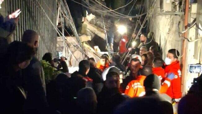لبنان: انهيار مبنى سكني في طرابلس وسباق مع الوقت للعثور على عالقين تحت الأنقاض
