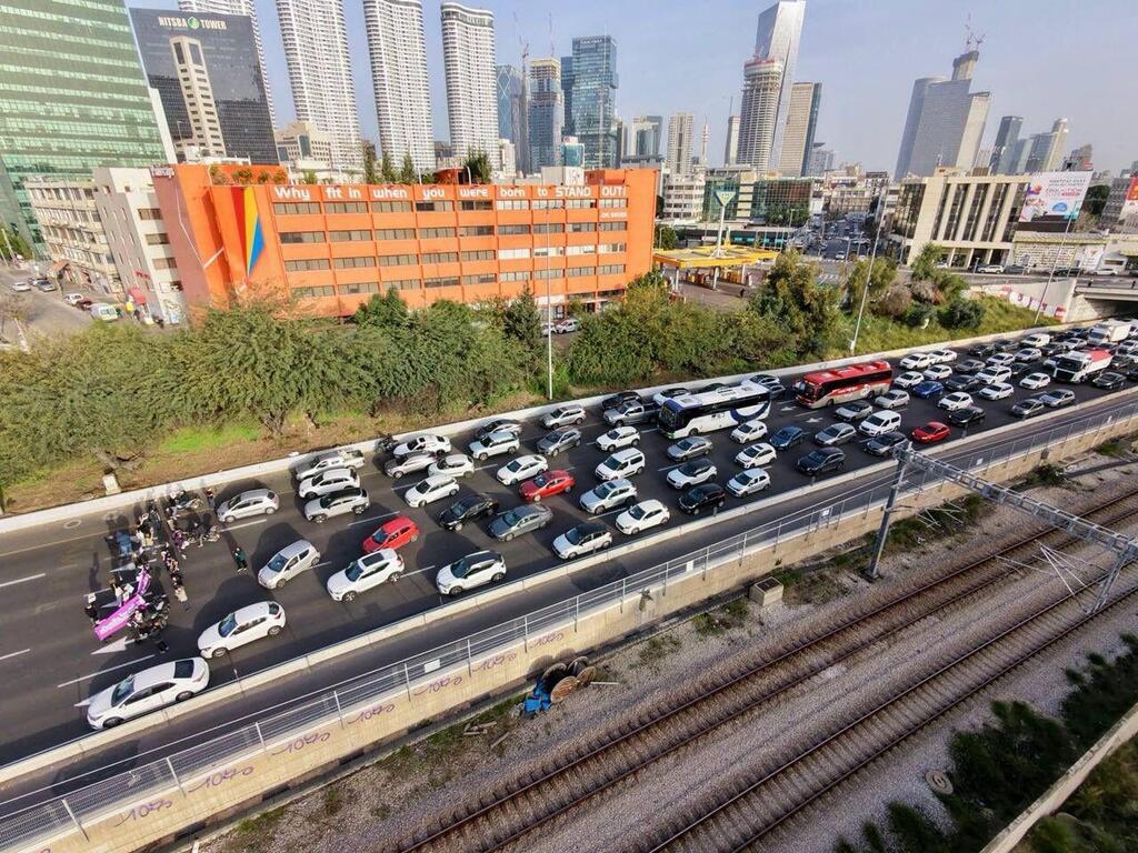 اغلاق شارع ايالون احتجاجًا على الجريمة