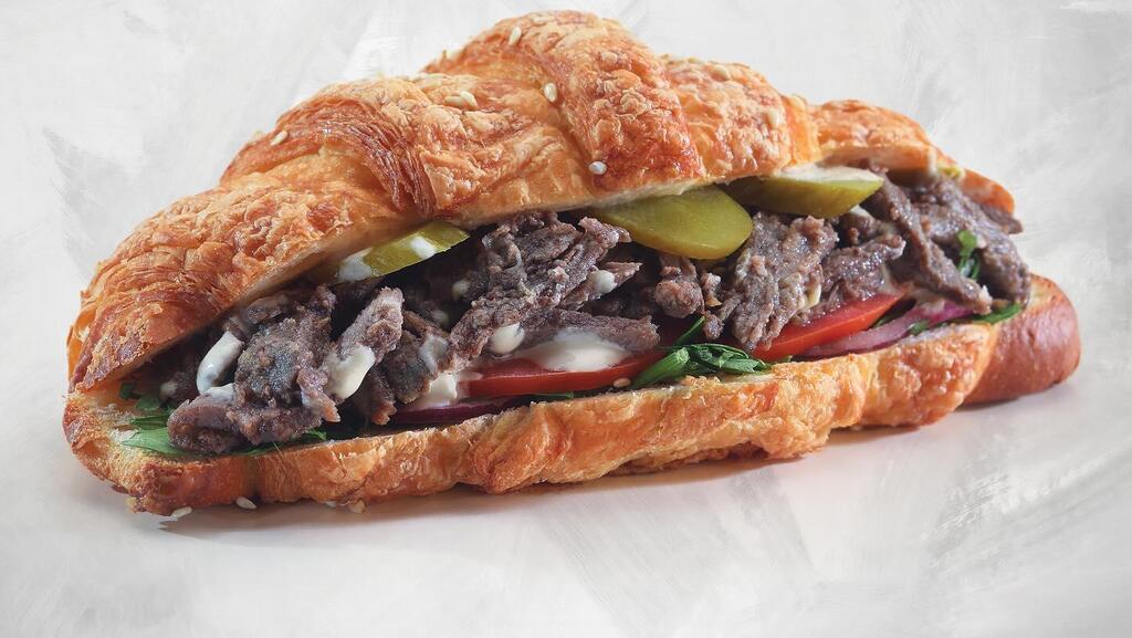 من فكرة غريبة إلى مشروع ناجح: كرواسون بنكهات غير متوقعة في بيروت