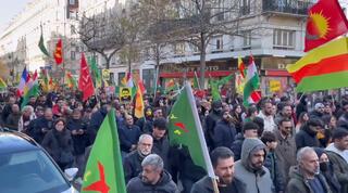 آلاف المتظاهرين في باريس يطالبون فرنسا بتعزيز دعمها للأكراد في شمال سوريا