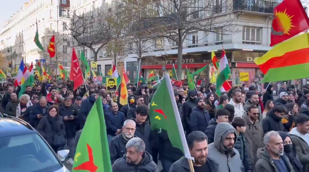 آلاف المتظاهرين في باريس يطالبون فرنسا بتعزيز دعمها للأكراد في شمال سوريا