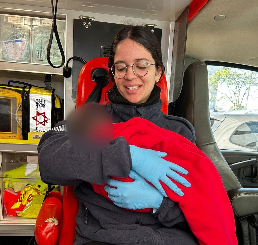 العثور على رضيع والبحث عن والديه