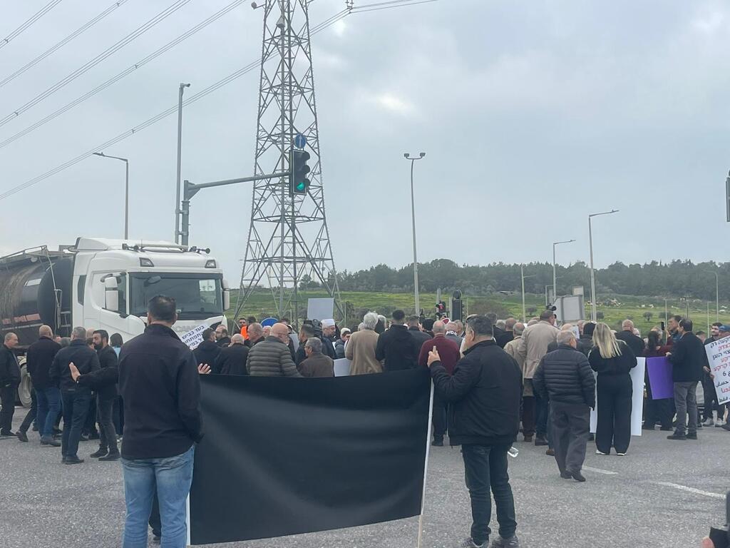 المئات يشاركون بوقفة قرب شفاعمرو ضد مصادرة الأراضي لصالح شارع 6