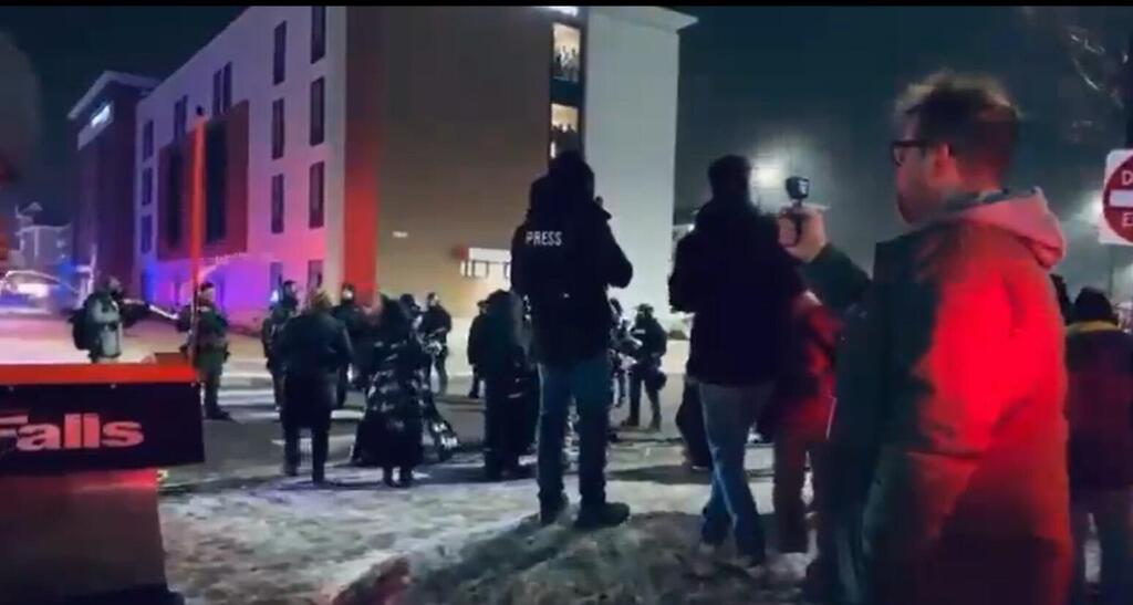 مشاهير أمريكيون يطالبون بالتحرك ضد سياسات الهجرة بعد مقتل مدنيين في مينيسوتا