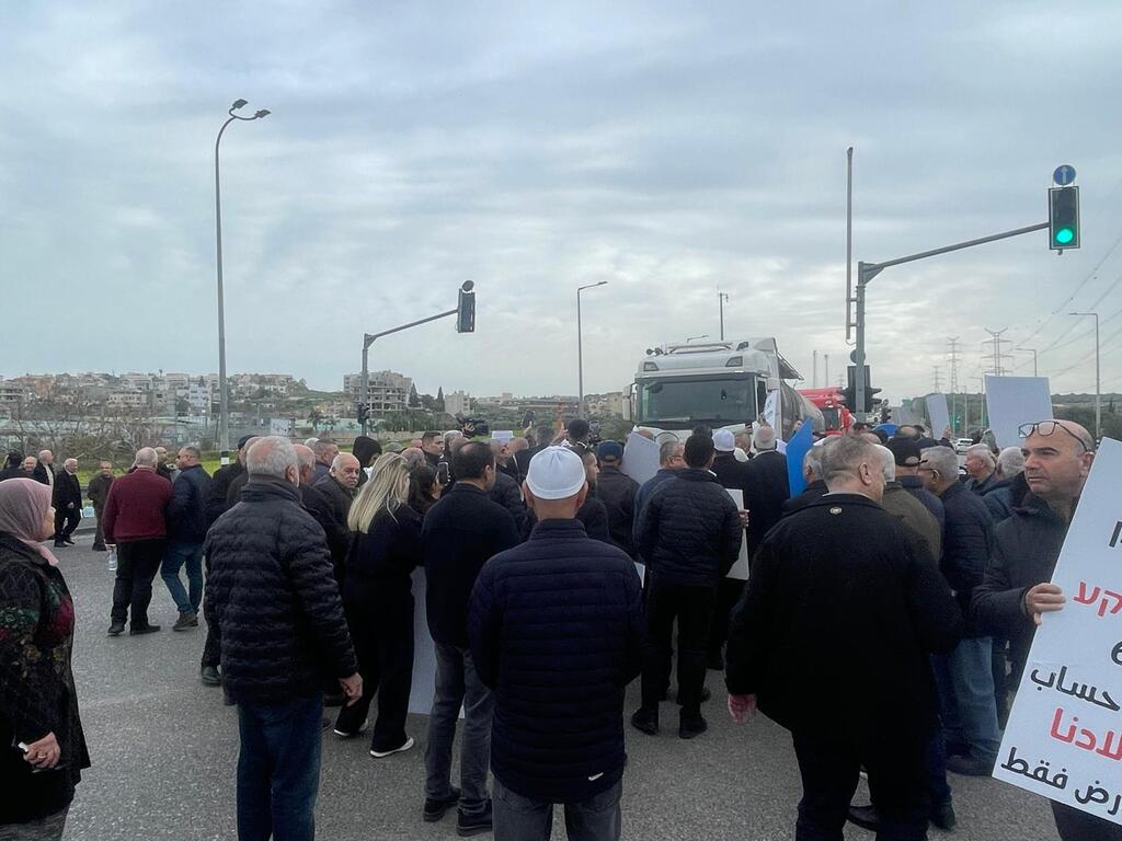 المئات يشاركون بوقفة قرب شفاعمرو ضد مصادرة الأراضي لصالح شارع 6