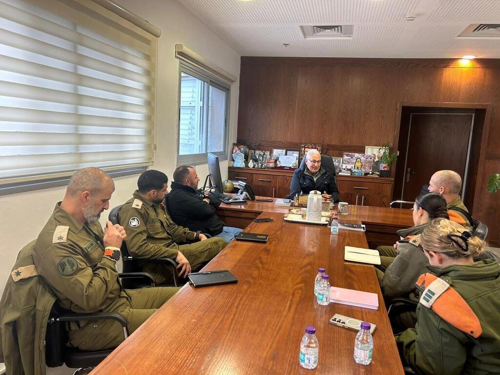 بلدية سخنين تعقد جلسة عمل مع قيادة الجبهة الداخلية لتعزيز الجاهزية لحالة الطوارئ