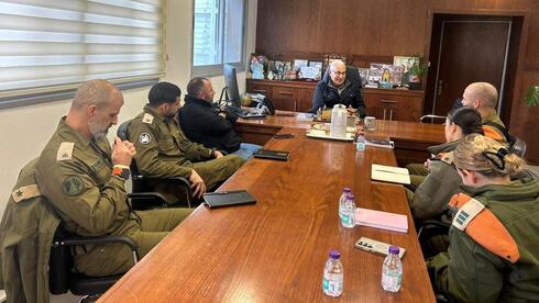 بلدية سخنين تعقد جلسة عمل مع قيادة الجبهة الداخلية لتعزيز الجاهزية لحالة الطوارئ