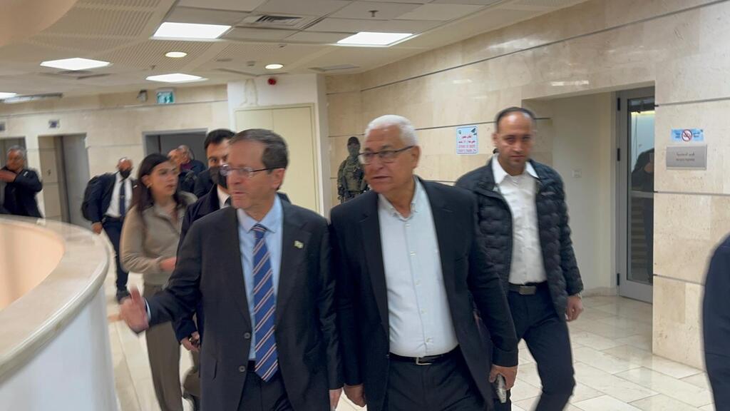 هرتسوغ يزور سخنين في أعقاب أحداث العنف والاحتجاجات ضد الجريمة