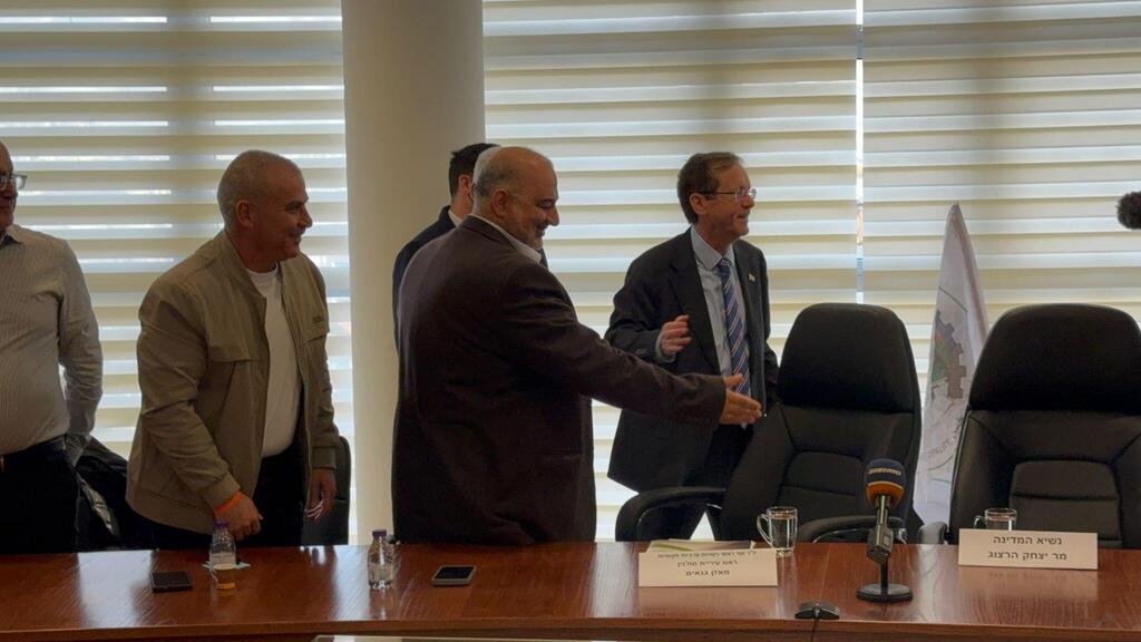 هرتسوغ يزور سخنين في أعقاب أحداث العنف والاحتجاجات ضد الجريمة