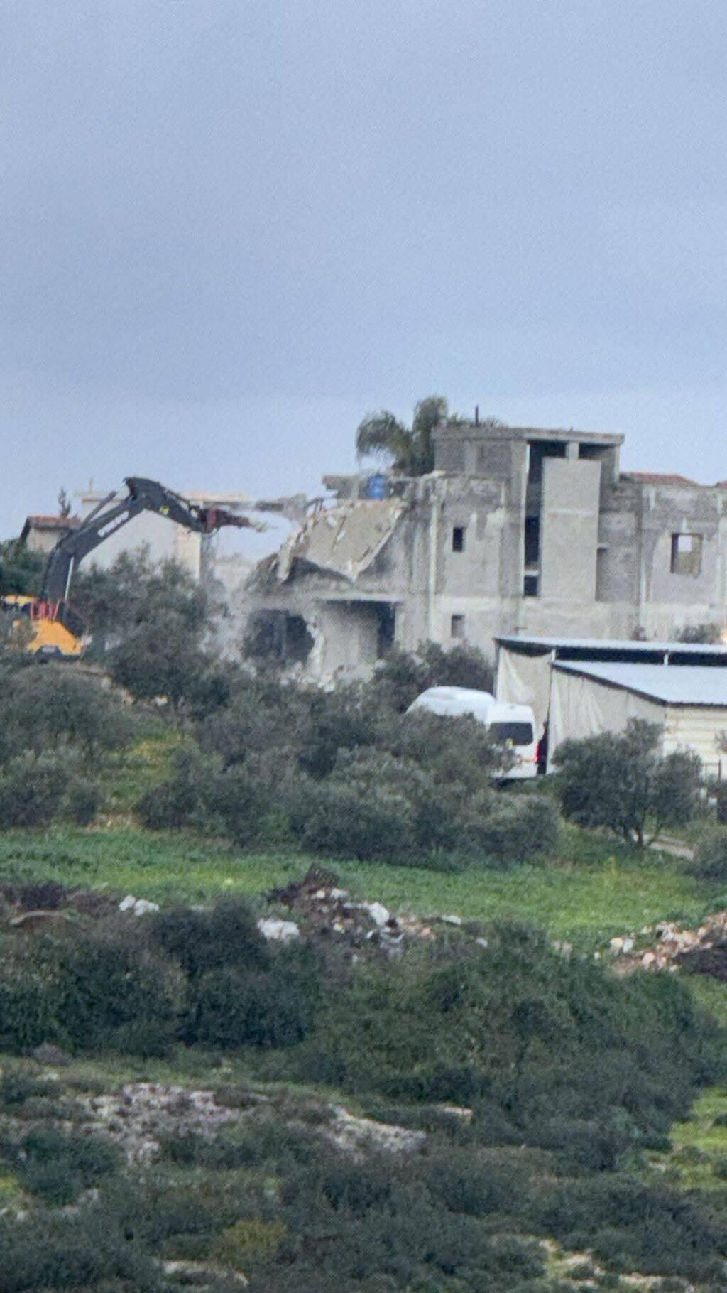 هدم بيتين في الزرازير