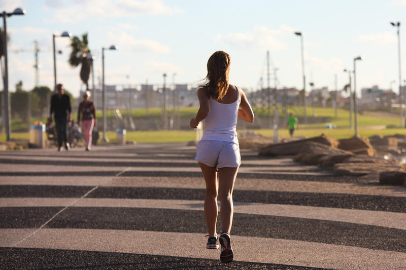 خبير يجيب على التساؤل المُحير: هل يُلحق الجري أذى بالركبتين؟