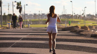 خبير يجيب على التساؤل المُحير: هل يُلحق الجري أذى بالركبتين؟