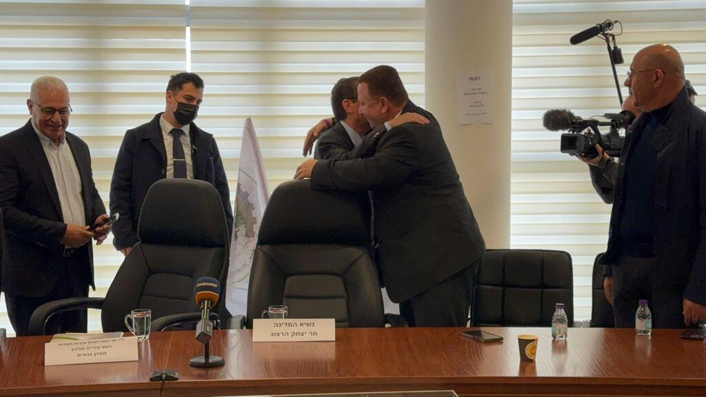 هرتسوغ يزور سخنين في أعقاب أحداث العنف والاحتجاجات ضد الجريمة