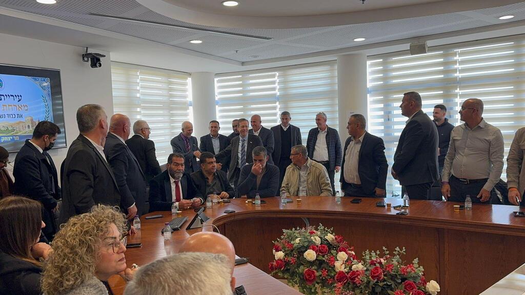 هرتسوغ يزور سخنين في أعقاب أحداث العنف والاحتجاجات ضد الجريمة