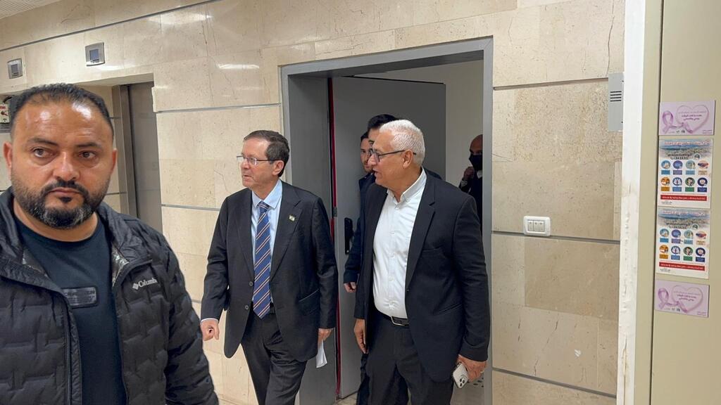 هرتسوغ يزور سخنين في أعقاب أحداث العنف والاحتجاجات ضد الجريمة