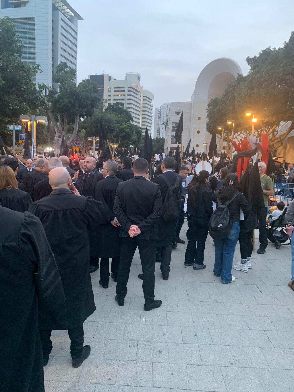 تل أبيب: آلاف يتجمعون لإطلاق "مسيرة الرايات السوداء" ضد العنف والجريمة