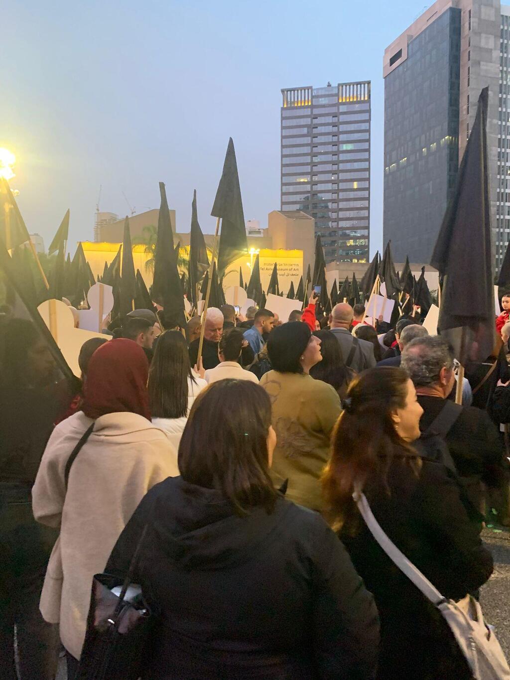 تل أبيب: آلاف يتجمعون لإطلاق "مسيرة الرايات السوداء" ضد العنف والجريمة