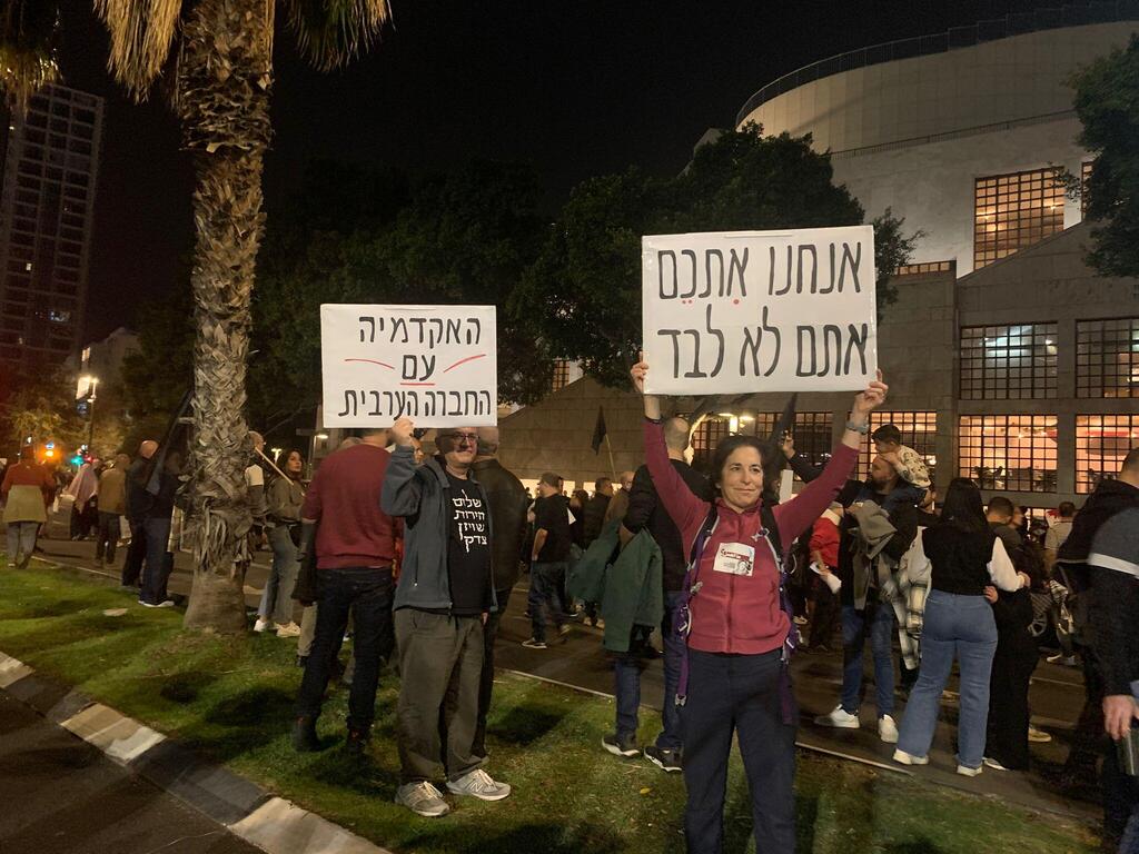 تل أبيب: أكثر من 10 آلاف مشارك في "مسيرة الرايات السوداء"  