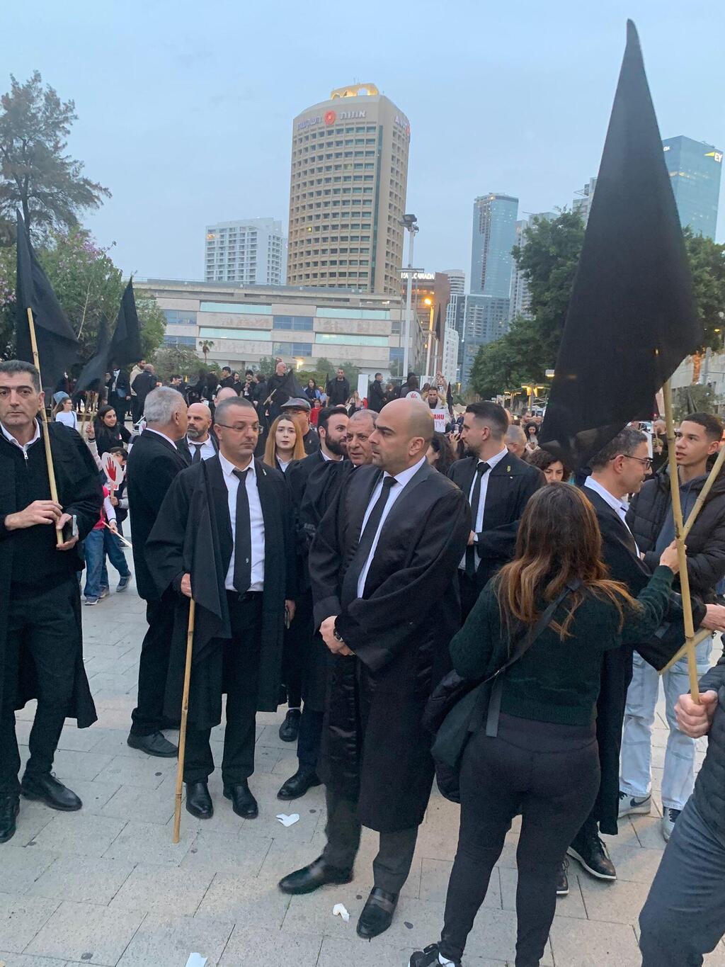 تل أبيب: آلاف يتجمعون لإطلاق "مسيرة الرايات السوداء" ضد العنف والجريمة