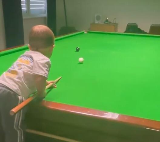 طفل بريطاني عمره ثلاث سنوات يدخل موسوعة غينيس بأرقام قياسية في السنوكر
