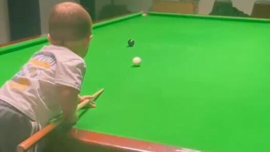 طفل بريطاني عمره ثلاث سنوات يدخل موسوعة غينيس بأرقام قياسية في السنوكر