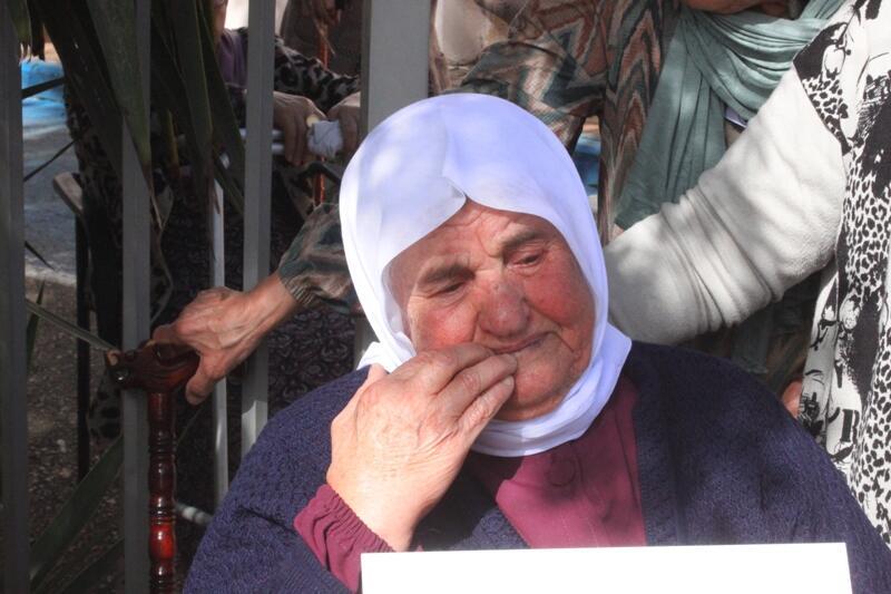 مسنون يصرخون ضد العنف