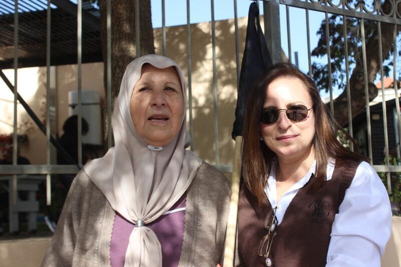 مسنون يصرخون ضد العنف