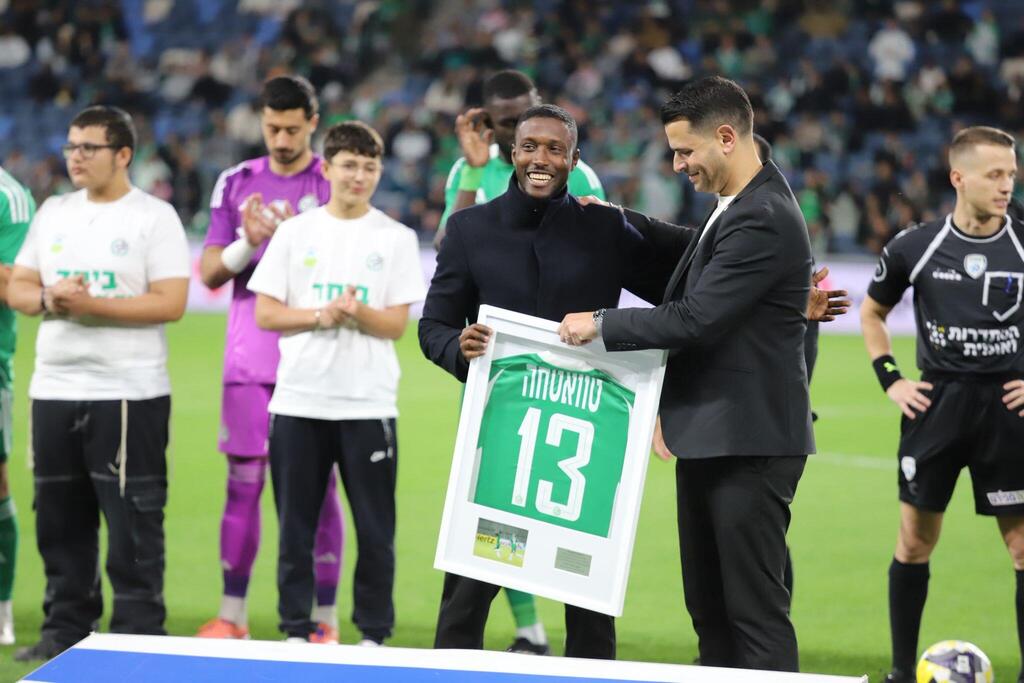 مكابي حيفا يكرّم لاعبه السابق طالب طواطحة