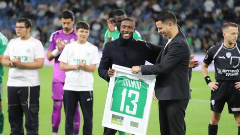 مكابي حيفا يكرّم لاعبه السابق طالب طواطحة