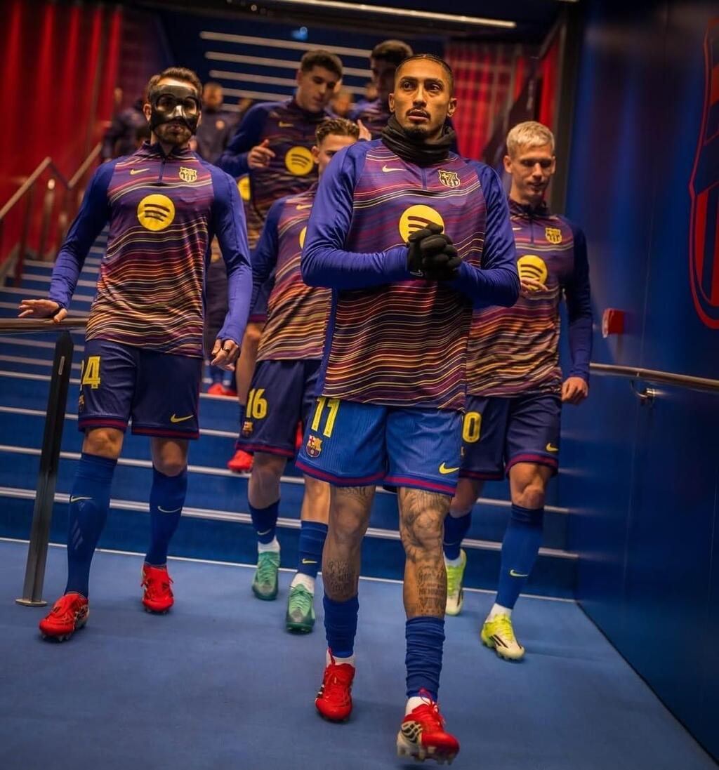 لاعبو نادي برشلونة (الصفحة الرسمية لنادي برشلونة ) لاعبو نادي برشلونة